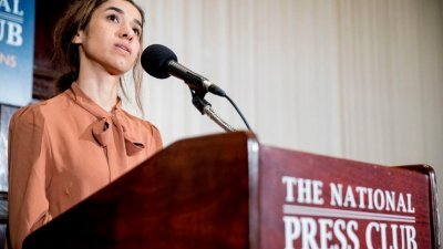 本届诺贝尔和平奖得主之一的纳迪亚，在华盛顿国家新闻俱乐部举行的记者会上讲话。