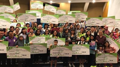 尤端祥（第二排左7起）及吴玉华于周三下午为2018学校资源回收运动主持闭幕仪式，并颁发奖状予得奖的学校。