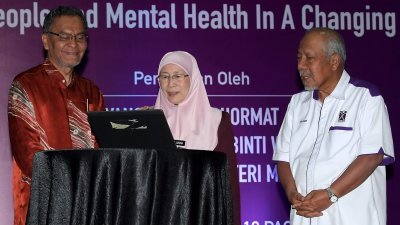 旺阿兹莎（中）为2018年世界精神健康日活动开幕，左起为卫生部长祖基菲里阿末及精神健康 基金会主席丹斯里哈斯欣。
