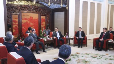 中国总理李克强（中）和中国外交部长王毅（右二），会见参与对话会的日方代表。
