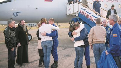 来自俄罗斯的奥夫奇宁和美国的太空人黑格，安全抵达哈萨克拜科努尔的克莱尼机场。落地后的两人纷纷与其家人紧紧相拥。