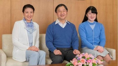 将于明年即位的日本皇太子德仁（中），与妻子雅子妃（左）和女儿爱子公主（右）。