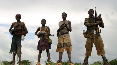 4名男童兵熟练地拿著突击步枪，看来经过标准训练。平民联合行动队近年来在迈杜古里，招募了大量童兵，协助打击恐怖组织“博科圣地”，目前可证实与该民兵组织有关的儿童有1469人，当中有1175名男童、294名女童。