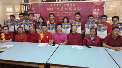 叶翰辉（前左4起）、叶谋通、陈国才与宗联委理事或志工，为2019年槟城庙会主持推介礼。