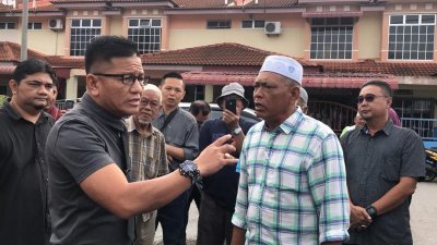 甲州行政议员兼彭加兰峇株州议员诺依占（左）日前因封路问题，而上演“议员与村民吵架”的戏码，而在社交媒体引起网民热议。