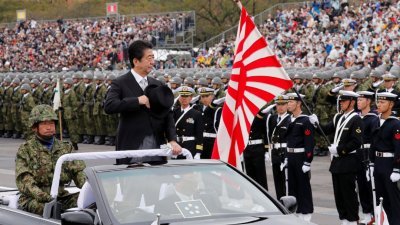 日本自卫队周日在陆上自卫队朝霞驻地的朝霞训练场，举行自卫队纪念日检阅仪式。日本首相安倍晋三，乘车检阅自卫队队伍。