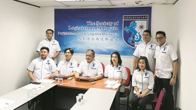 陈麒光（前排左2起）、曾家麟及黄佳宓就2018大马区域物流学研讨会召开记者会，希 望该活动可吸引更多中学生出席，了解物流学的重要性。