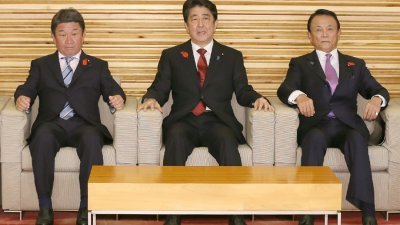 日本首相安倍晋三（中）和财务部长麻生太郎（右）、经济部长茂木敏充，周一出席临时内阁会议。