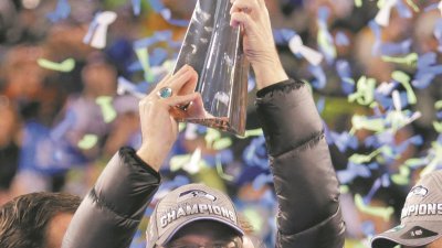 与趣广泛、拥有多家球队的艾伦，2014年在旗下NFL西雅图海鹰队首次夺得超级杯冠军时，欣喜地捧起奖杯。