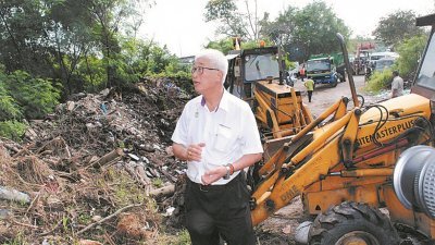 彭文宝实地考察非法垃圾地段，威省市政局在清理该地段后将严密监督，一旦发现任何人再将垃圾丢弃，将严厉执法对付。