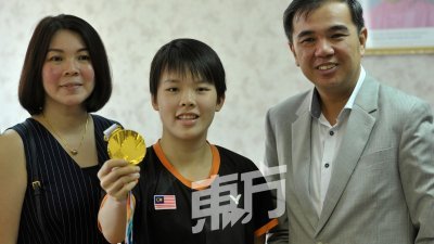 孙意志（右起）与吴堇溦及其母亲骆美心见面，恭贺吴堇溦在青年奥运羽球女单中夺下金牌，为国争光。  （摄影：蔡开国）