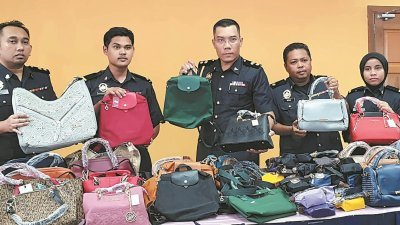 诺阿兹米（左3）与峇株巴辖贸消局官员，展示各款遭充公的冒牌手提袋。