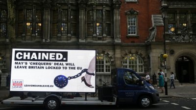 在伦敦威斯敏特的街道上，一辆支持英国脱欧的移动广告牌批评首相特丽莎梅的“跳棋”（Chequers）交易，将让英国受制于欧盟。