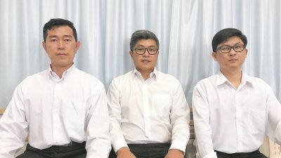 余德庆（左起）、蔡伟明及颜志炜召开新闻发布会，发布麻坡市议会招聘讯息详情。