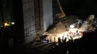 救人工作分秒必争，搜救团队在入夜后架起高灯，继续搜寻。（摄影：蔡开国）