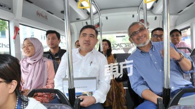 陆兆福（左2起）和卡立沙末一起乘坐GO-KL免费巴士，亲身体验巴士的服务素质。 (摄影：连国强）