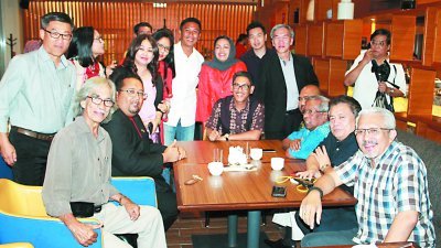 阿末费沙（坐者左3）在聚餐会上，与部 分霹雳州旅游工作坊的参加者合照。