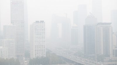 中国首都北京市近日在出现雾霾天气，市中心一片朦胧。
