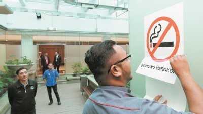 卫生部关闭国会大厦吸烟室，并派驻官员亲 自巡视，将国会正式列入完全禁烟区。