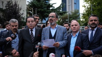 遇害《华盛顿邮报》记者哈苏吉的友人、土耳其阿拉伯传媒协会会长Turan Kislakci（中）周六在沙地驻伊斯坦布尔领事馆外，促请沙地交还哈苏吉遗体。
