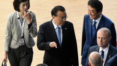 中国总理李克强（左）与日本首相安倍晋三，上周五在布鲁塞尔举行的亚欧首脑峰会准备拍摄大合照期间，相谈甚欢。