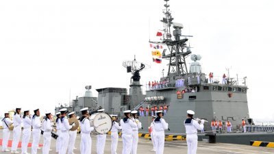 泰国一艘军舰停泊在中国广东省湛江军港，准备与中国及其他东盟成员国展开海上联合军演。