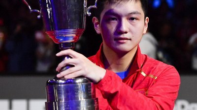 中国21岁新星樊振东（图），在决赛击败德国老将波尔后，继2016年后再度摘下男子乒乓世界杯冠军。