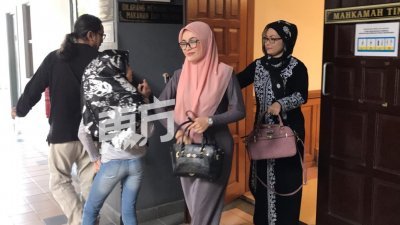 诺法拉哈斯妮（右2）在家人陪同下出庭，得知上诉结果后，即离开马六甲高庭。