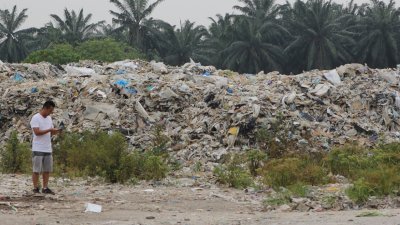 我国涌入大量先进国的洋垃圾，堆积如山的洋垃圾就藏匿在郊外的油棕园内。根据英国媒体报导，从今年1月至8月，英国出口超过8万8000吨塑废料到大马。
