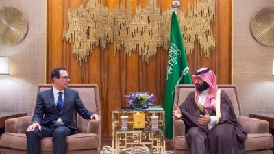 美国财政部长姆努钦（左）在利雅得，会晤沙地阿拉伯王储穆罕默德，强调两国策略伙伴关系的重要性。