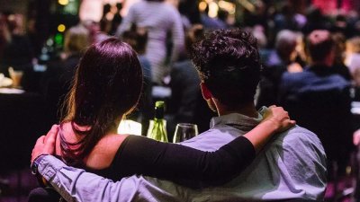 海外约会交友手机应用程式“Just Dating”约会功能分析，女性会以“靠男性肩膀”来表示“舍不得离开”。（示意图）