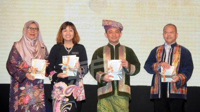 马智礼（右2）在2018年全国语文月闭幕礼上推介《马来文标准框架》。右起为教育部秘书长拿督卡扎里、副部长张念群及师范学院（马来文院校）院长玛丽达。 （摄影：徐慧美）