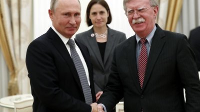 俄罗斯总统普京（左）在克里姆林宫接见到访的美国国家安全顾问博尔顿。