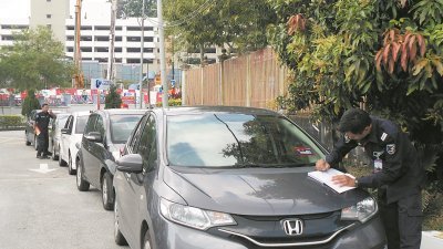执法员当场开出250令吉的罚单给违规停车者。