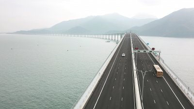 连接香港、珠海、澳门的港珠澳大桥是集桥、岛、隧道于一体的超大型跨海通道，全长约55公里，是世界最长的跨海大桥，也拥有世界最长的沉管海底隧道，是中国里程最长、投资最多、施工难度最大的跨海桥梁。