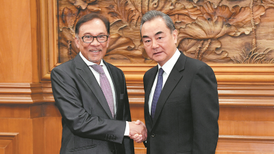 访问北京的安华（左），在钓鱼台与中国外交部长王毅会面。
