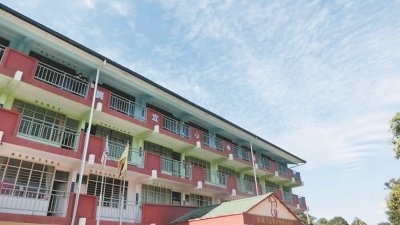 位于郊区的泗里奎民立中学建校已51年，20年来学生不超过百名。