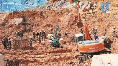 丹绒武雅可负担房屋计划的建筑工地于2017年10月发生土崩，造成11人罹难。发展商因无法照顾员工安全而被判罚款3万5000令吉。（档案照）