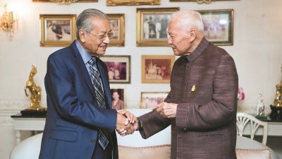 敦马哈迪（左）访问曼谷期间，特别拜访了“老朋友”，即泰国前首相廷素拉暖。