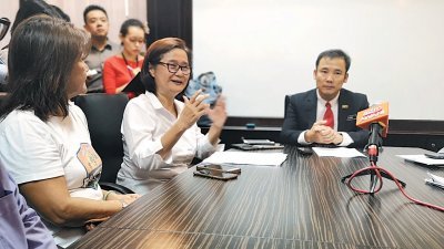 尤端祥（右）在主持完例常会议后，接见槟城论坛代表邱思妮（左2）及其他成员，并聆听槟城论坛的意见。