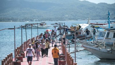 菲律宾政府为修复长滩岛，封岛6个月后在周五正式重开。当局本月15日起，已先对菲律宾游客开放10天测试营运，周四可见有居民和游客，在长滩岛上的码头搭船离开，或刚抵达下船。