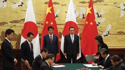 安倍晋三与李克强见证两国企业代表签署逾50份合作备忘录。