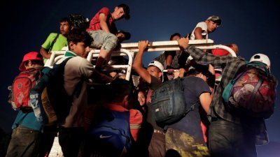 墨西哥南部恰帕斯州高速公路上行驶的卡车，挤满了搭顺风车北上的移民。他们走了多天的路，还可能冒险经过水路，才进入得以墨西哥，继续往美国前进。