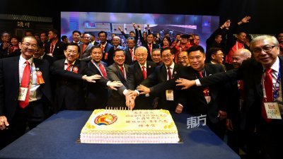 马来西亚同安金门厦门联 合会领导层在台上进行切 蛋糕仪式，庆祝该会成立 10周年。 （摄影：张真甄）