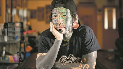 王姓纹身师傅花费 5400令吉，纹上满脸刺青。