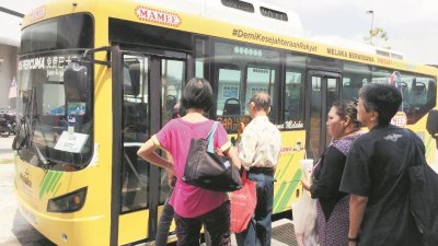 甲州市民在仙特拉巴士总站排队，有秩序地乘搭免费巴士。