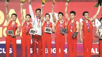 由肖若腾、邹敬园、邓书弟、孙炜和林超攀组成的中国队，历经惊险，最终以256.634分登顶，时隔4年再次赢得体操世锦赛男团冠军，并获得东京奥运会参赛资格。
