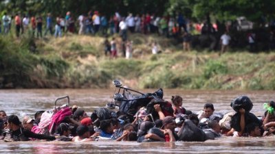 第二批非法移民据报已过河进入墨西哥。
