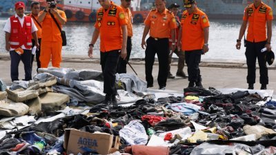 印尼国家拯救部门的负责人西奥吉在丹戎不碌港，查看打捞到的物品。