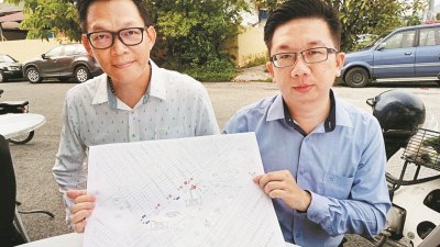 周锦欢（左）展示改善万里望学校路及周边一带道路的图测，并促请市民今后遵守新交通措施，左为陈日兴。
